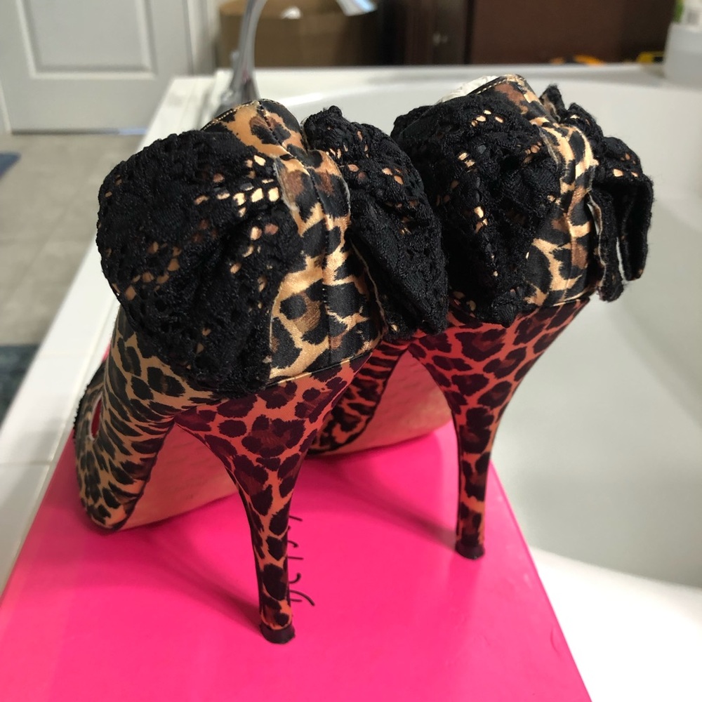 Gorgeous Cheetah Print Betsey Johnson Lace Detail Bow Back Pointy Pumps